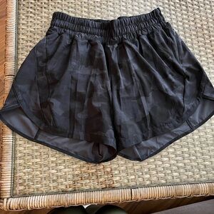 Lululemon Track That Mid-Rise Lined Short 5” SZ 6 Black Camo